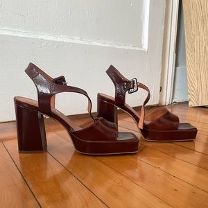 L’intervalle burgundy heels